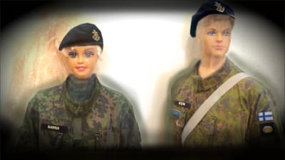 Dockorna Barbie och Ken i militärmundering.
