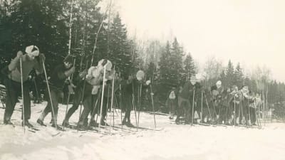 Skidåkning i Grankulla i början av 1920-talet.