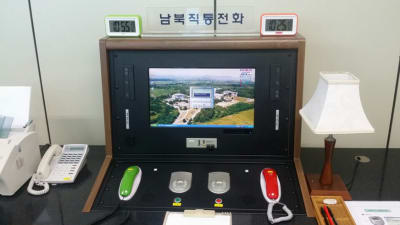 Den heta linjen i Nordkorea med en skärm och två lurar- en röd och en grön. Den finns i byn Panmunjom i säkerhetszonen mellan nord och syd.