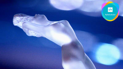 Glasfigurin som föreställer en naken kvinna.