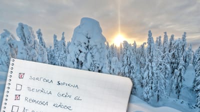 Ett häfte där det står "Sortera soporna", "Beställ grön el" och "Reparera kläder". I bakgrunden syns en snöbeklädd skog. Bakom träden skymtar solen fram.