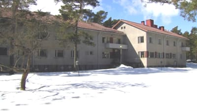 Ett stenhus står i ett vinterlandskap.