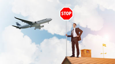 Fotomontage av en ma´n som står på taket med ett stoppskylt, och ett flygplan flyger i bakgrunden.