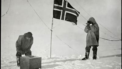 Roald Amundsen och Helmer Hanssen vid Sydpolen 1911.