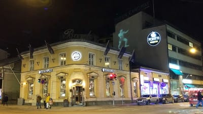 Ljuskonst med en stående man på Turun Sanomats byggnad på Köpmansgatan i Åbo.