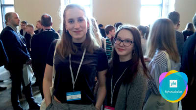 Catarina Korkman och Vivi Lehtonen under ungdomsparlamentet i riksdagen.