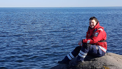 sjöräddaren Tove Werner sitter på en klippa