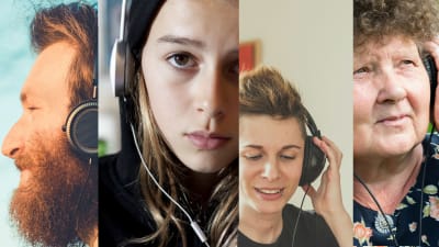Fyra människor lyssnar med hörlurar på huvudet.