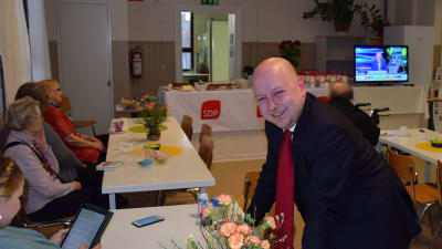 Riksdagsvalet 2019: Joona Räsänen (SDP) tillsammans med stödtrupper på sin valvaka i Lojo.