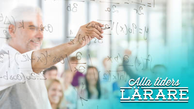 Glad matematiklärare räknar vid tavlan.