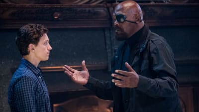 Peter Parker (Tom Holland) och Nick Fury (Samuel L Jackson) talar med varandra.