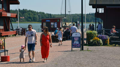 Människor går vid skeppsbron i Lovisa.