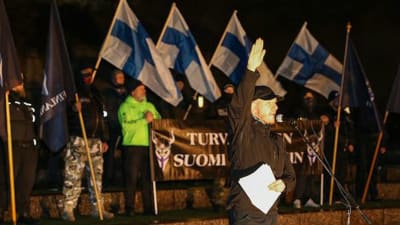 En man gör nazisthälsning under Soldiers of Odins demonstration.