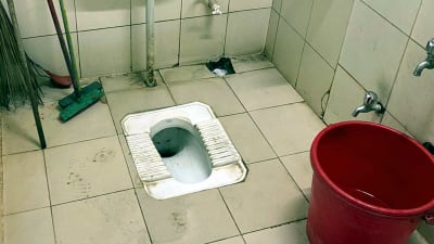 En toalett som saknar toalettstol.