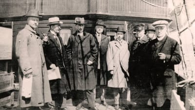 Laivassa matkalla Tarton rauhanneuvotteluihin vuonna 1920. Kuvassa vasemmalta Väinö Tanner, Väinö Voionmaa, Väinö Kivilinna ja Rudolf Walden. Äärimmäisenä oikealla Juho Vennola, jonka vasemmalla puolella Alexander Frey. Kolmantena oikealta J