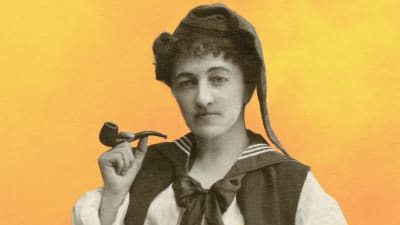 En kvinna,  Eugenie Grünberg, poserar på bilden med en pipa i handen. Bilden är från någongång 1890-1919.