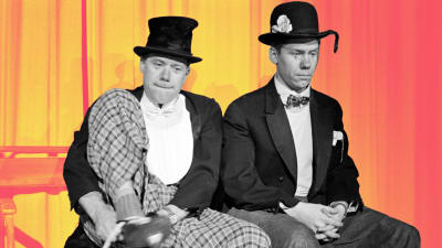 Två skådespelare i lustiga kostymer på Elantos lillajulsfest 1958.