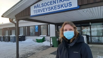 Anna-Maria Sandberg är ledande läkare i Närpes. Här står hon utanför hvc i vinterkläder och munskydd.