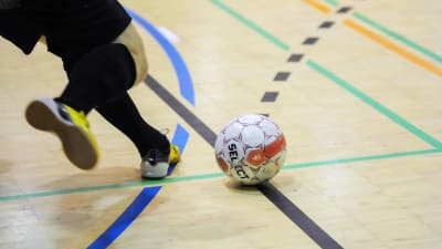 Spelare sparkar bollen.