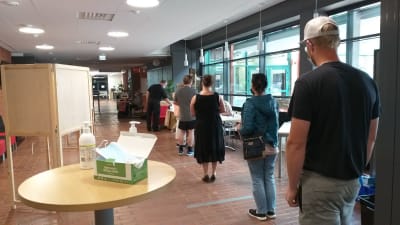 Ihmisiä jonottaa vaalipaikalle Kankaanpäässä