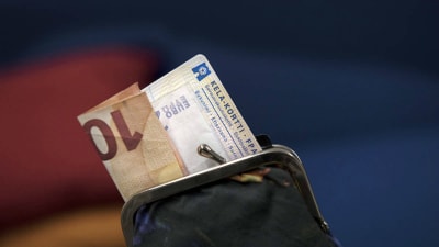 Plånbok med FPA-kort och en sedel.
