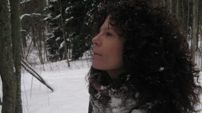 Författaren My Lindelöf i en vintrig skog.