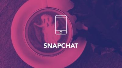 Kahvikupin maitovaahdossa näkyy kummitus, teksti Snapchat.