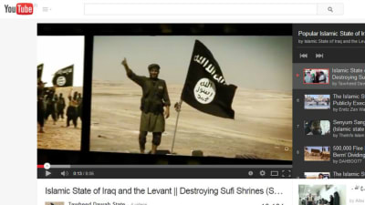 Skärmdump från Youtube av en jihadist och en svart flagga.