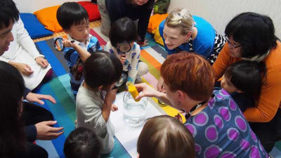 Anna Niskala och Irina Sorsa lär japanska barn om färger. 