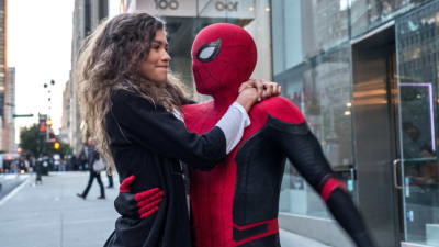MJ (Zendaya) kramar om Spider-Man (Tom Holland).