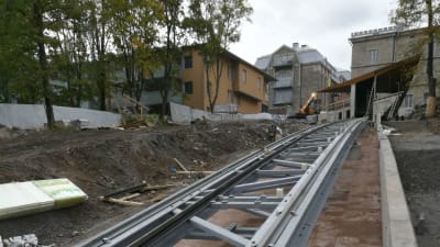 Vy av bergbanans bygge i Åbo, spåren leder upp till Kakolabacken.  