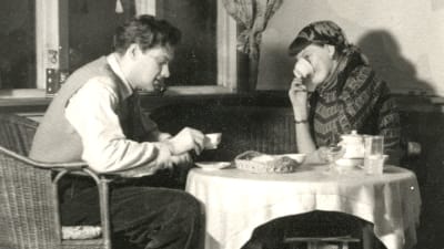 Kaffepaus. Ralf och Liisa Berndtson i Göteborg.