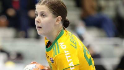 SIF:s Saara Lehtola håller en boll i handen.