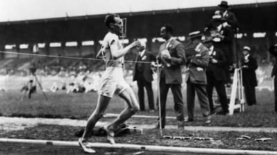 Paavo Nurmi vinner 1500 meter vid sommar-OS i Paris 1924.