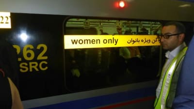 Skilda vagnar för män och kvinnor i tunnelbanan i Iran.
