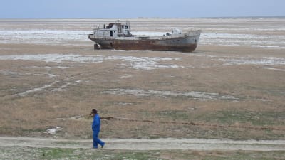 Skeppsvrak på Aralsjöns botten.