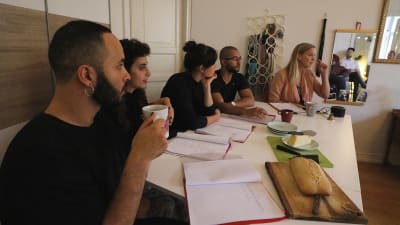 Boodi Kabbande, Hanan Sneih, Cecilia Paul, Alexandr Foy och Ann-Louise Gauffin framför en läsning av pjäsen Tillståndet.