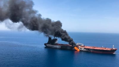 Det norska oljetankfartyget Front Altair brinner fortfarande efter att ha drabbats av tre explosioner på torsdagen.