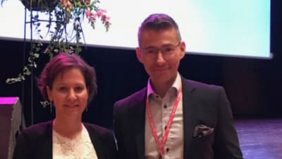 Lektor Daniela Sundell premieras som årets lärare och står tillsammans med Novias rektor Örjan Andersson. 