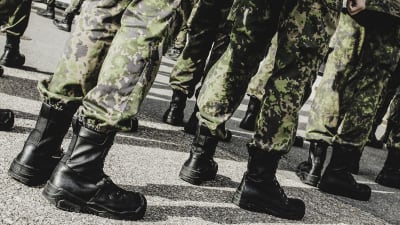 Svarta läder skor på beväringarna i militären. 