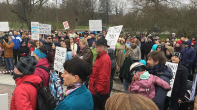 Demonstration mot planerna på att förvandla ett stort parkområde till en trafikled i Tallinn den 24 april 2016.