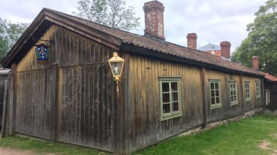 En postskylt på ett gammalt hus på Klosterbacken i Åbo