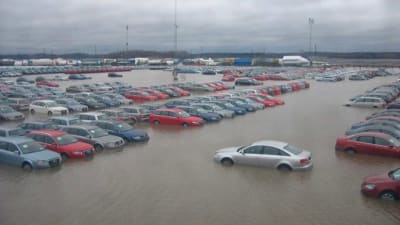 Nya bilar står i vatten under en översvämning vintern 2005.