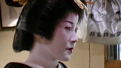  Ungdomlig skönhet är inte lika viktig som att behärska teceremonin, dansen och de andra färdigheterna som förväntas av en geisha i toppklass