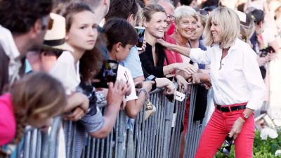 Brigitte Macron hälsar på anhängare i Le Touque. 