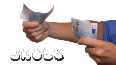 Bild av händer spm håller i sedlar, bredvid texten skuld