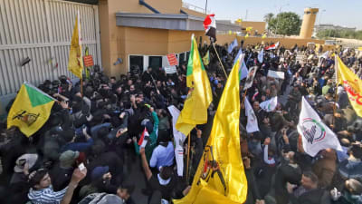 Demonstranter vid USA:s ambassad i Baghdad, Irak den 31 december 2019.