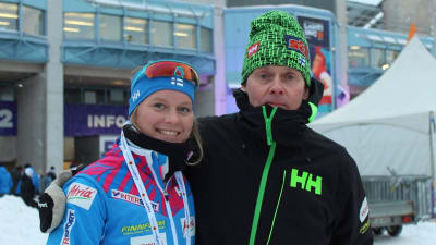 Skidåkaren Andrea Julin med sin tränare Roland Villför i Lahtis 2017.