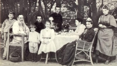 familjeporträtt av Tolstojs på Jasnaja Poljana, 200 km söder om Moskva.
