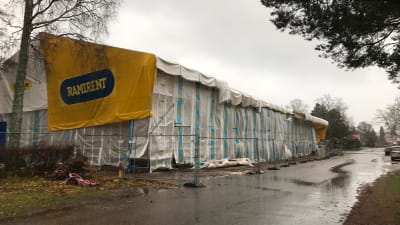 En byggnad som saneras och som är intäkt i ett stort tält.